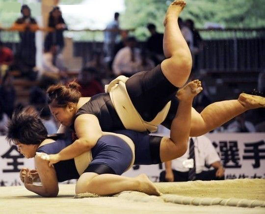 日本传统女子相扑日益流行