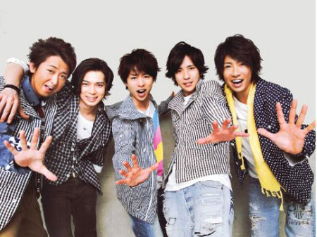 岚与松下奈绪亮相发布会 疑穿增高鞋掩饰矮个