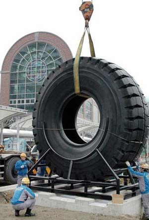 福冈县JR久留米站旁竖立起世界上最大的轮胎