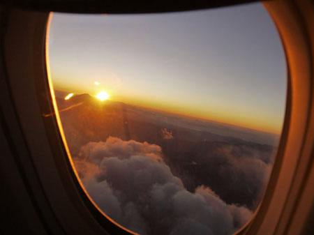 旅游攻略之在飞机上看富士山日出-日本旅游_日