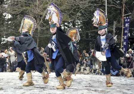 带着乌帽子起舞【日本资讯】17日,青森县八户市进行名为"八户朳"的