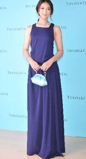 武井咲戴6000万日元珠宝出席活动 憧憬收到赠