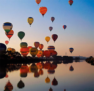 漫天飞舞的彩球 佐贺市世界热气球比赛-日本旅