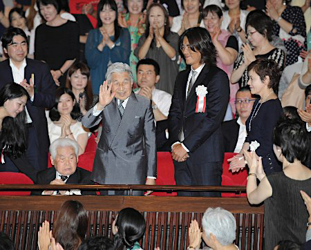 日本明仁天皇夫妇出席《一枚明信片》试映会