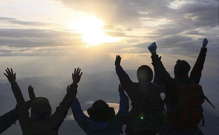 气温4℃的富士山顶旭日东升-赴日指南_日本签