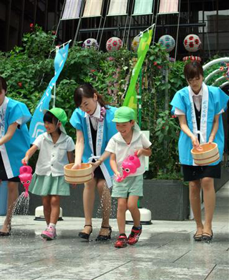 福冈银行广场 幼儿员工齐上阵 洒水感受夏日清