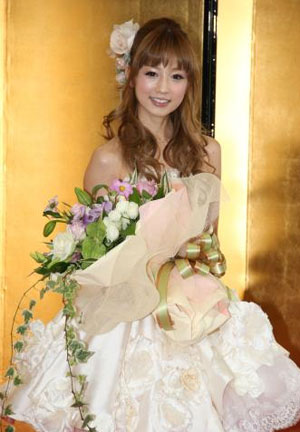 小仓优子与男友登记 炫婚戒正式入籍-日本娱乐