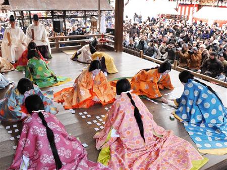 京都八坂神社平安京装束少女展开新年初次诗歌