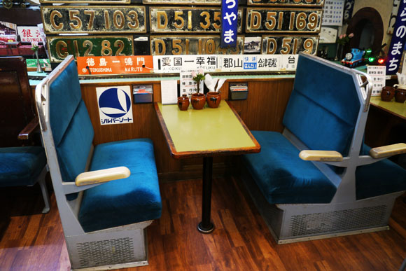 日本有家火车咖喱店 用托马斯火车为顾客送上