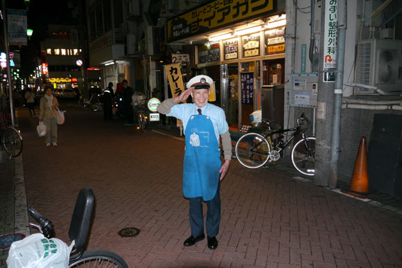 日本有家火车咖喱店 用托马斯火车为顾客送上