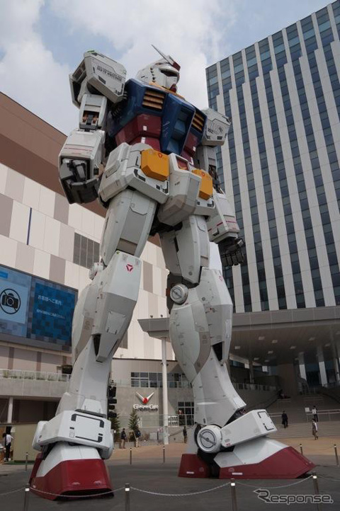 商场开业前夕18米等身大高达机器人亮相东京