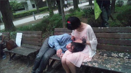 东京大学现女生掏青空店男生枕着大腿女生体堆一耳朵图片