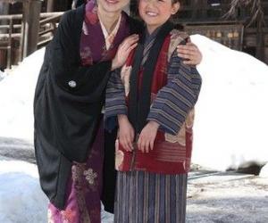 渡边麻友飞抵台湾 女仆装出席专卖店开业仪式