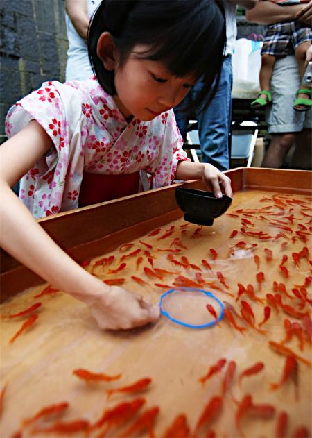 "日本桥捞金鱼大赛"落幕 童心未泯欢乐多