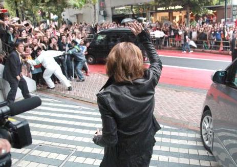 yoshiki自传提到女朋友,木村拓哉yoshiki同台 yoshiki久违16年签售会粉丝蜂拥而至