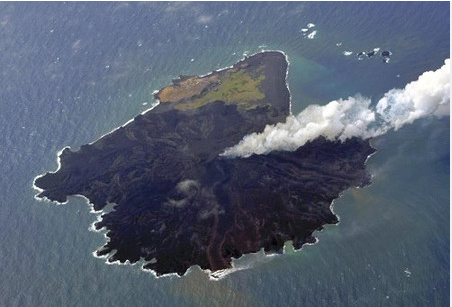 近日火山活动频发的东京小笠原群岛的西之岛,由于火山岩浆堆积作用