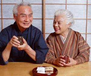 盛夏高温阳光毒辣 日本泳池人多混杂-日本新闻