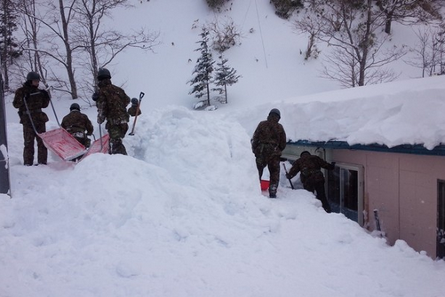 日本北海道遭遇暴风雪 积雪近2米厚-日本新闻