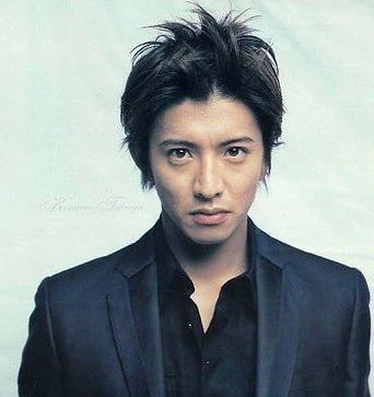 郭书瑶离奇撞脸日本天王木村拓哉   摘要:许多艺人都有过撞脸其他明星