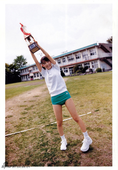 akb48次时代人气偶像宫脇咲良近日发行自己的首本写真集《sakura》,她
