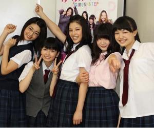 石井杏奈与小芝风花着制服跳舞大呼紧张