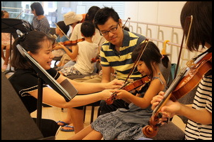 长崎时津町开展乐器展览活动 亲子共享音乐妙