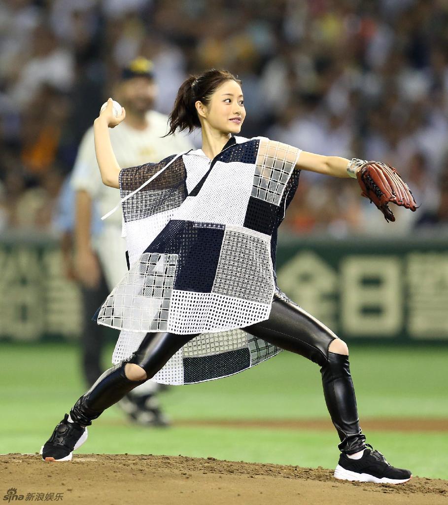 石原里美为棒球赛开球 穿紧身裤投球姿势夸张