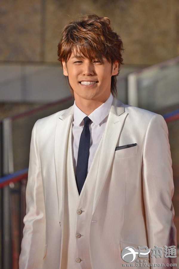 声优宫野真守现身红毯 身着白西装宛若王子-日