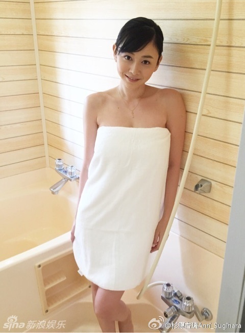 日星杉原杏璃泡花瓣澡仅裹浴巾美腿滑出