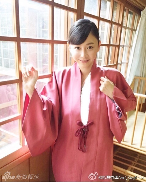 日星杉原杏璃泡花瓣澡仅裹浴巾美腿滑出