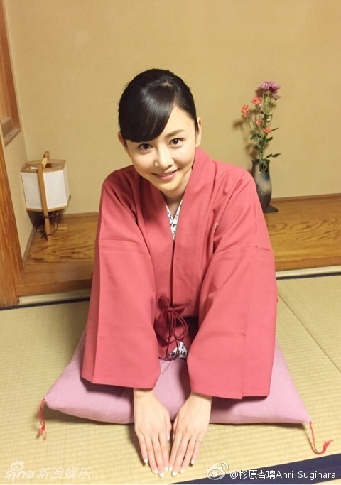 日星杉原杏璃泡花瓣澡仅裹浴巾美腿滑出