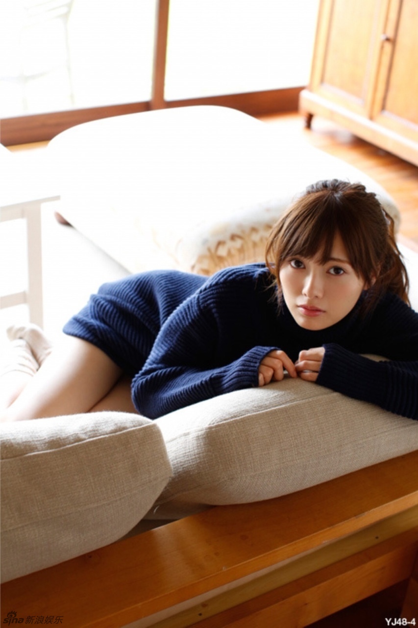 日本女星白石麻衣居家写真 穿宽松毛衣清新自然