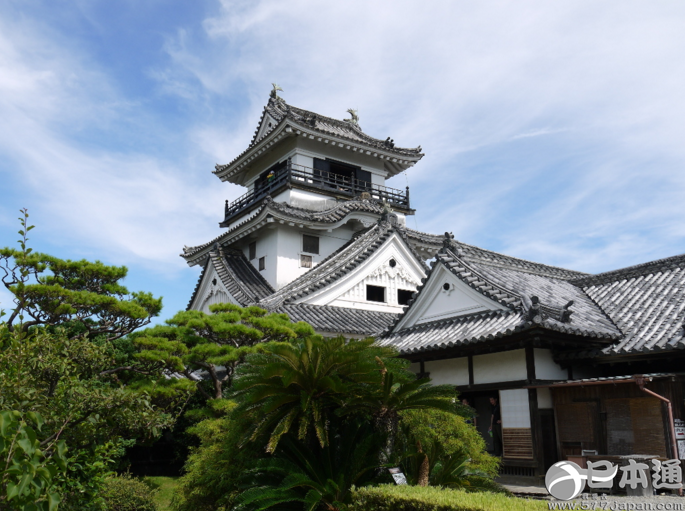 几乎都有一座天守阁(日本战国时期修建的大型城堡,高知市当然也有