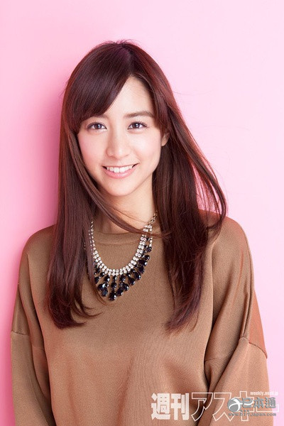 日本女演员、模特山本美月迎25岁生日