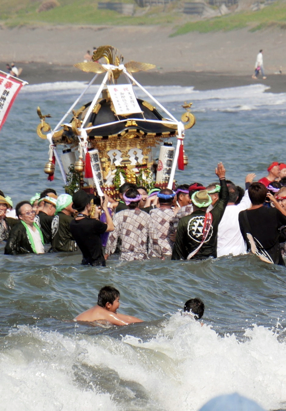 日本神奈川县举办神轿入海祭祀盛典