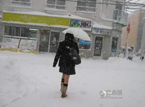 是谁逼着日本女高中生大冬天露腿