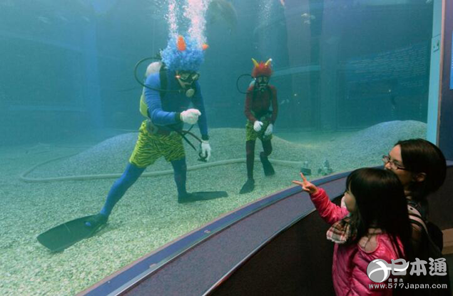大阪海游馆的潜水员换上节分的赤鬼、青鬼装束