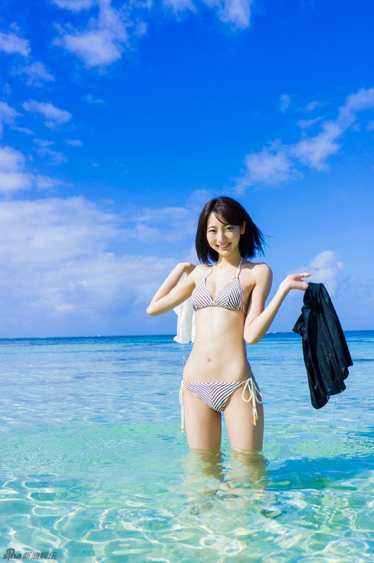 日本女星武田玲奈海边写真 上演湿身诱惑