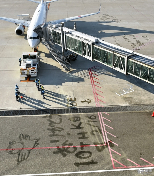 神户机场迎开港十周年 全日空员工送创意祝福