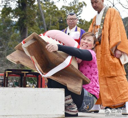 日本京都醍醐寺举行年糕大力士比赛