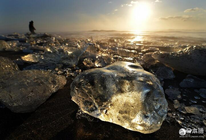 北海道丰顷町海岸出现大量宝石冰