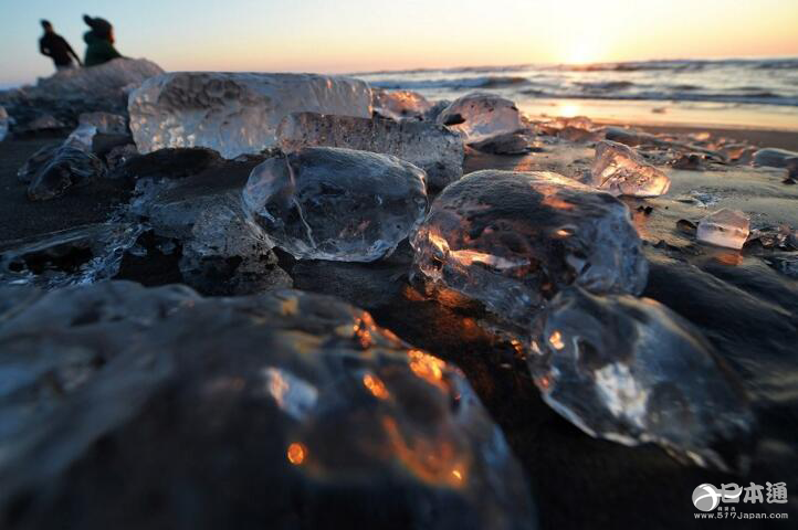 北海道丰顷町海岸出现大量宝石冰