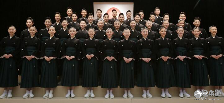 宝塚音乐学校举行第102期学生毕业典礼
