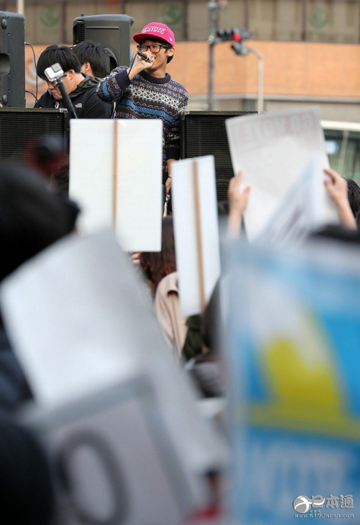众多高中生在涉谷游行反对日本政府的安保法案