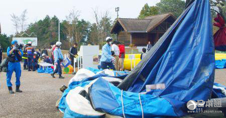 神奈川县一儿童公园的充气滑梯被风吹倒 11人受伤