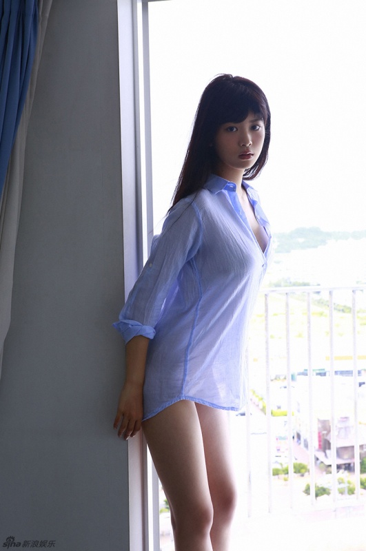 日本女星玩衬衫诱惑 下衣失踪露大腿根