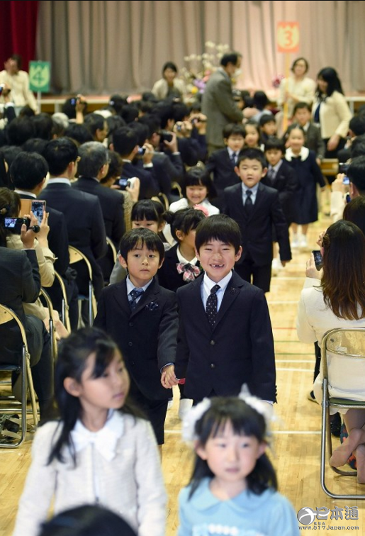 东京大部分公立小学举行开学典礼