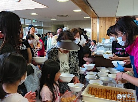 熊本地震人心不乱 灾民有序排队领取食物