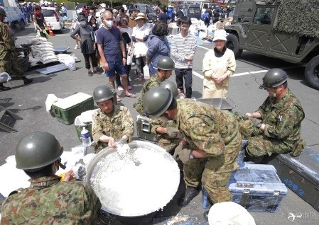 熊本地震人心不乱 灾民有序排队领取食物