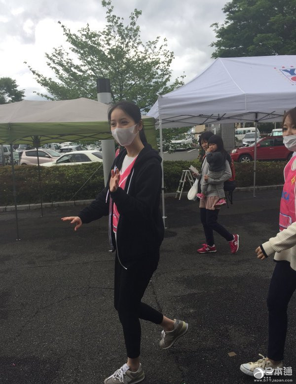 日本女星佐佐木希赴熊本亲自为灾民分发食物